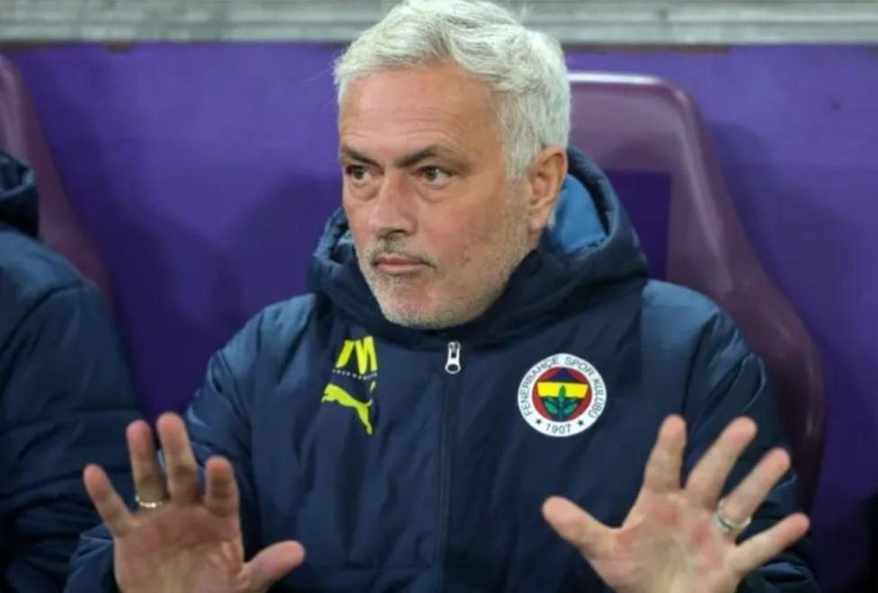 球队主帅因战术问题受到球迷质疑