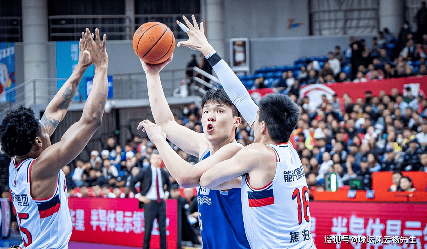 青岛男篮展现团队凝聚力，为胜利努力拼搏