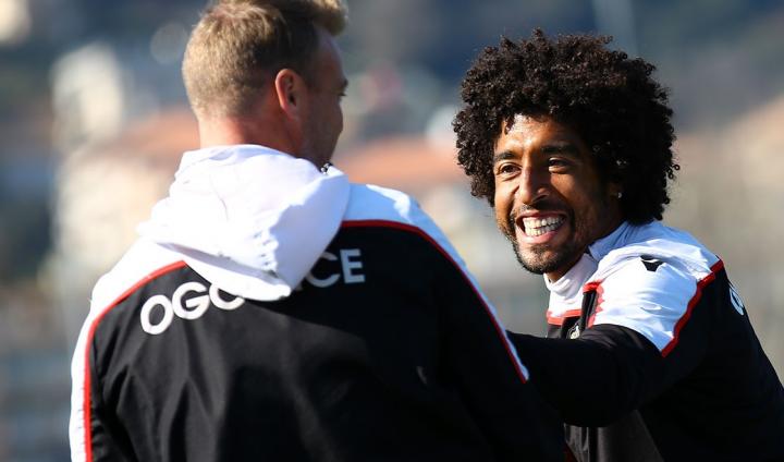 包含亚眠客场逼平昂热，保持不败纪录的词条