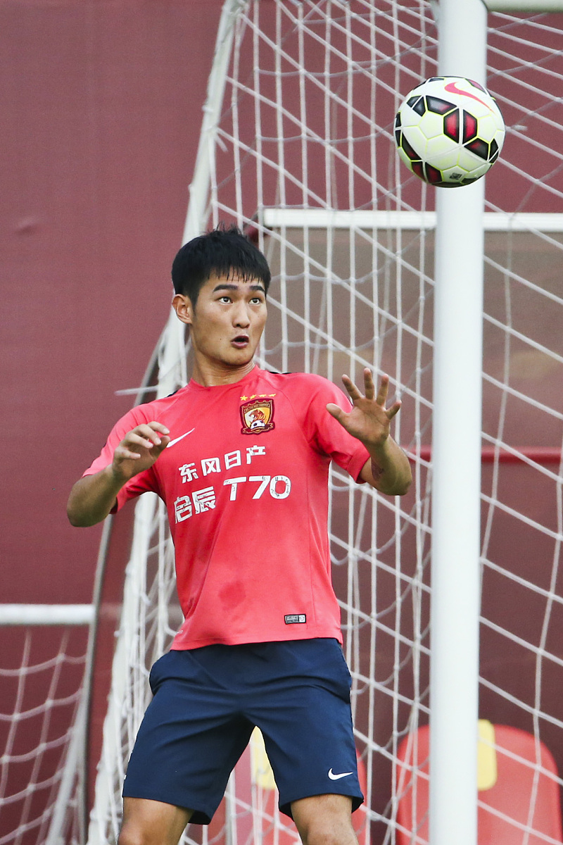 包含娴熟球技！足球比赛中明星球员风采打动的词条