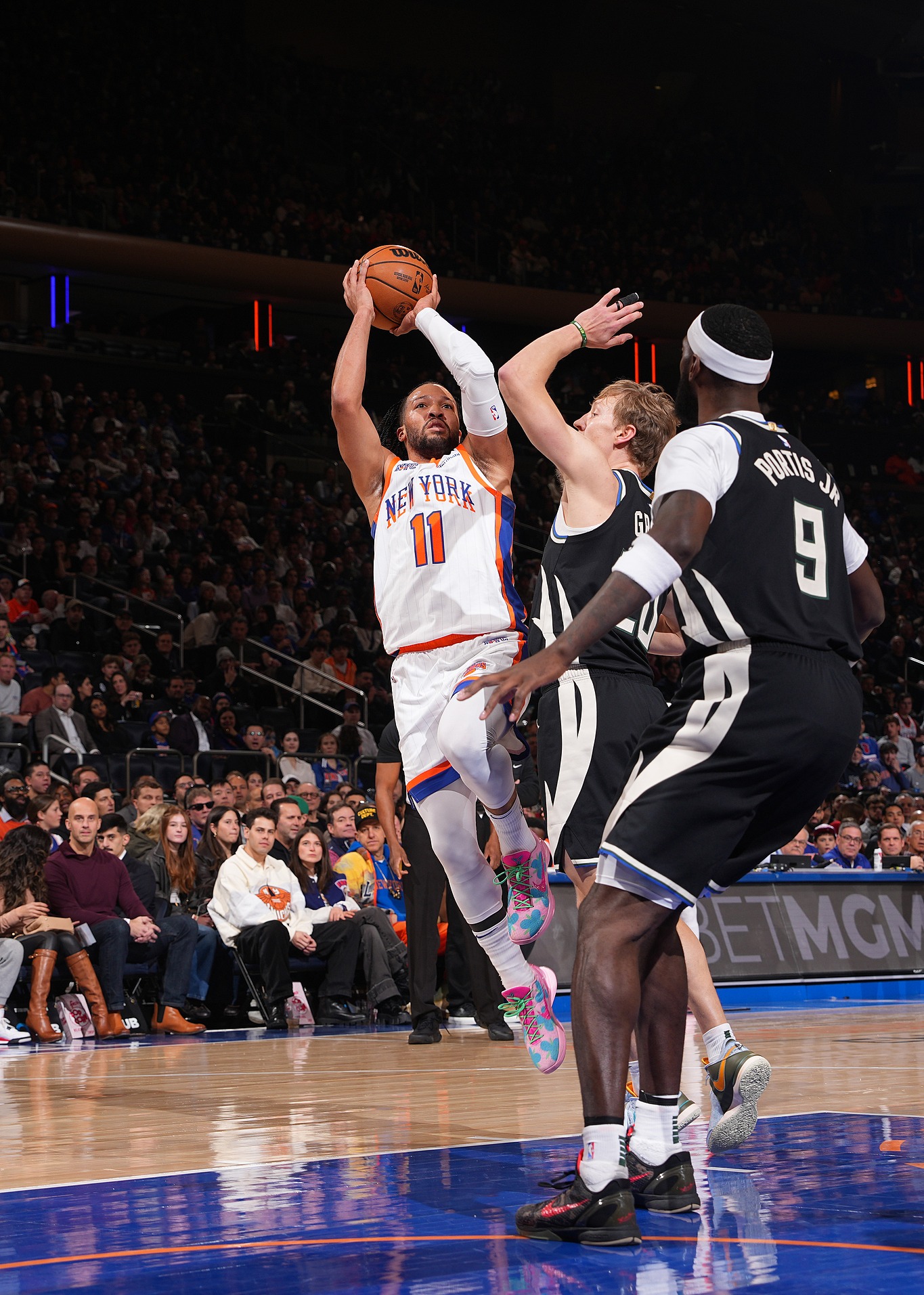 包含雄鹿主场战胜尼克斯，安特托昆博全面表现率队取胜的词条