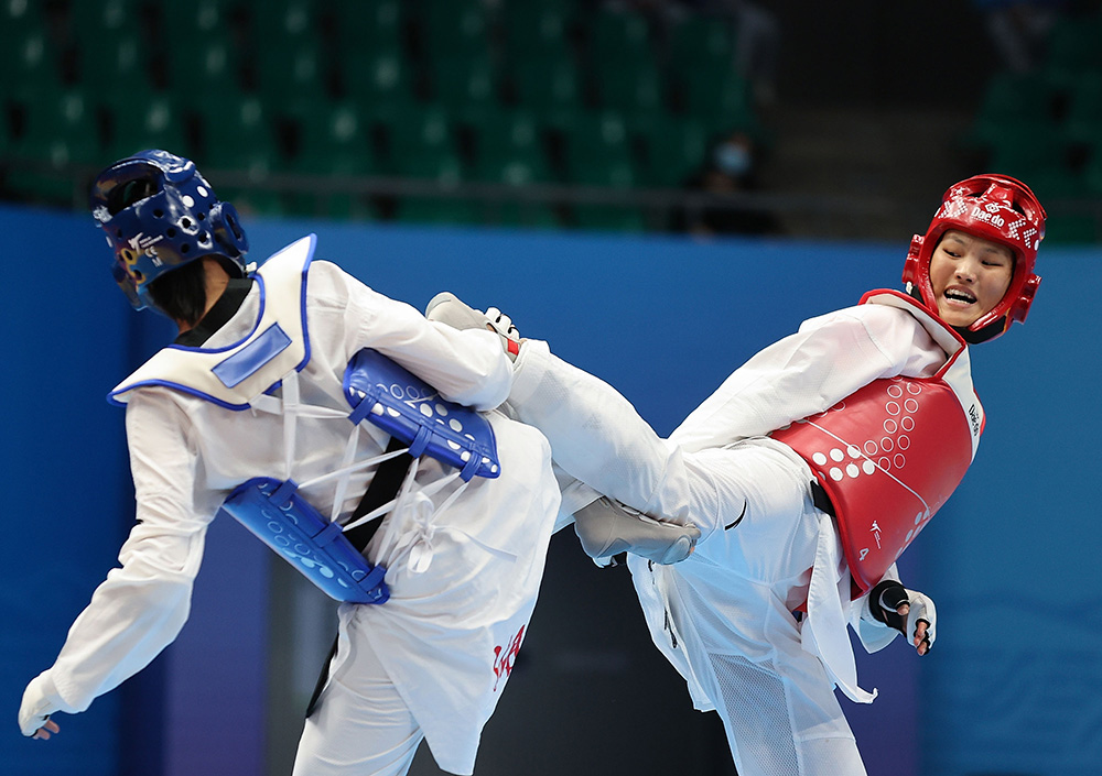 波兰选手在跆拳道比赛中击败对手