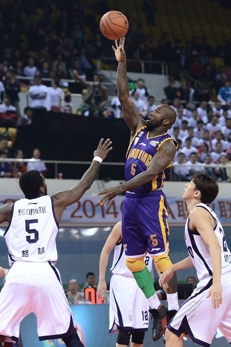 雄鹿主场大胜太阳，保持不败