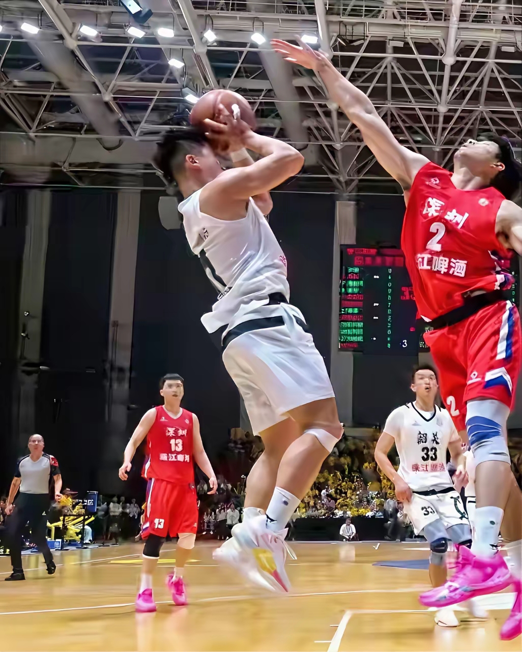 关于广东队势如破竹横扫新疆男篮，再创佳绩笑傲篮坛的信息