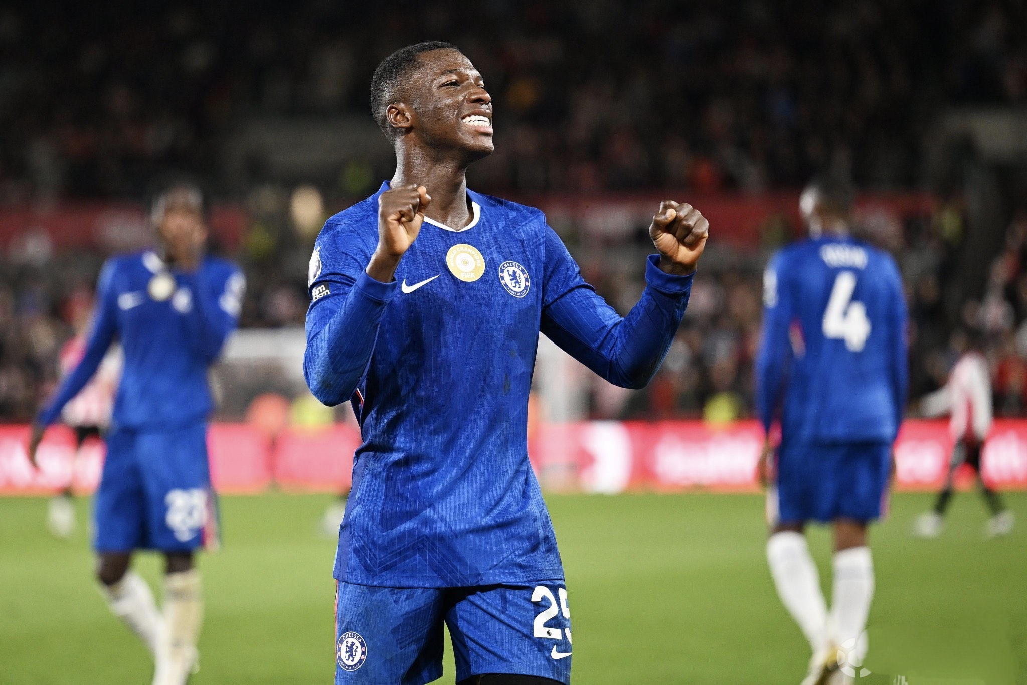 切尔西稳居榜首，悍将大秀进攻火力