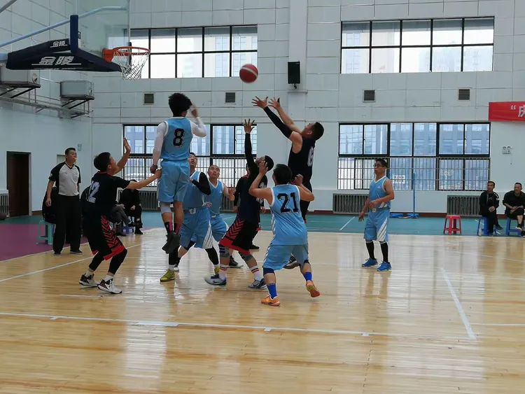 甘肃篮球队员顽强拼搏，为胜利努力