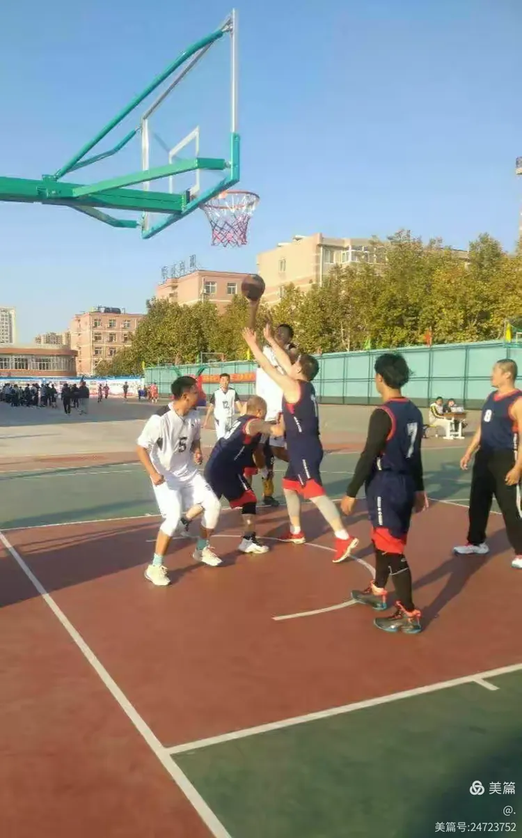 甘肃篮球队员顽强拼搏，为胜利努力