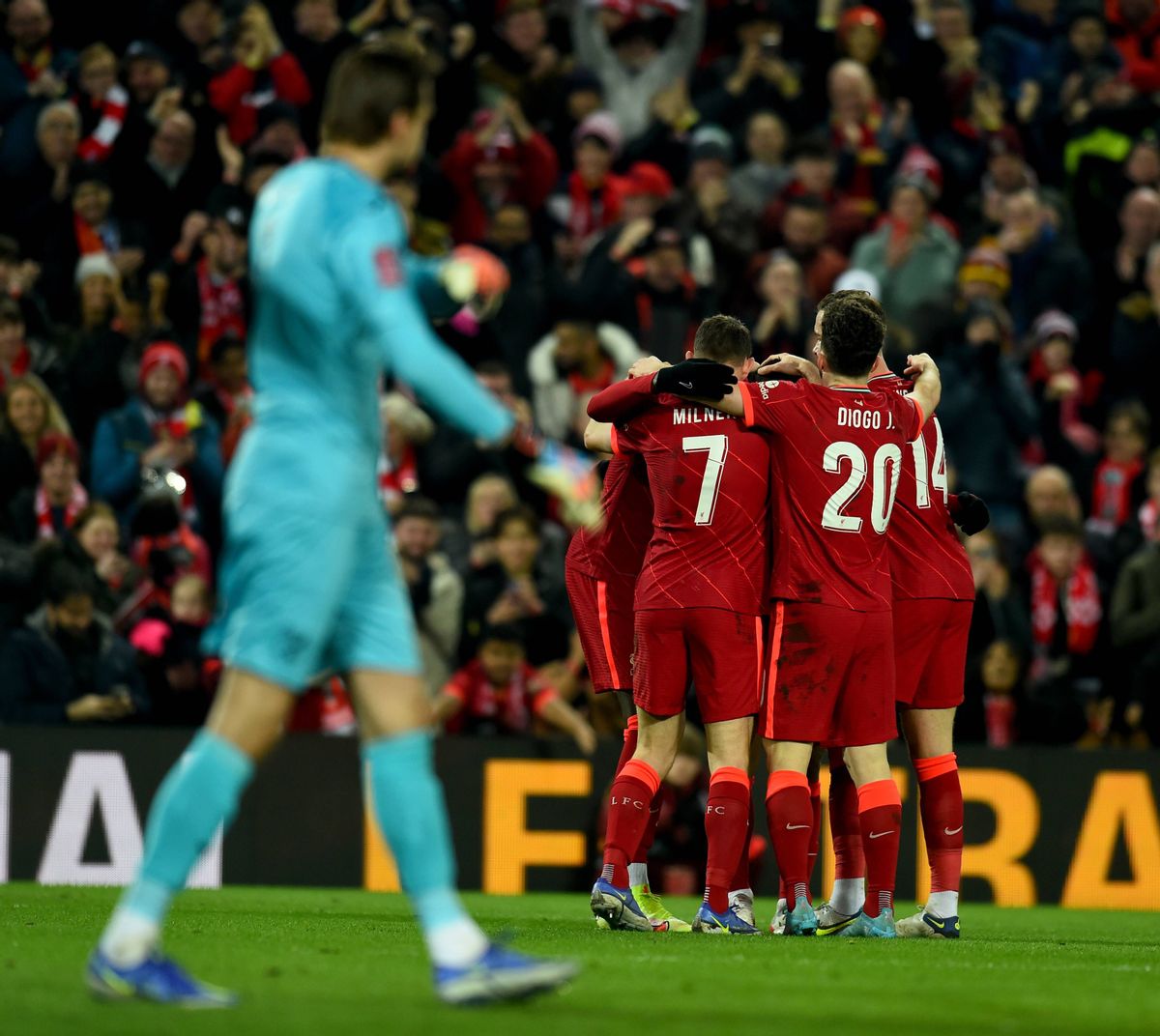 包含瓦伦西亚客场力克门兴，赢得关键胜利的词条